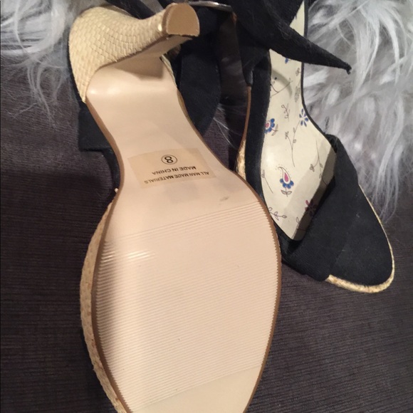 Black canvas shoes with wicker heels - Picture 2 of 2